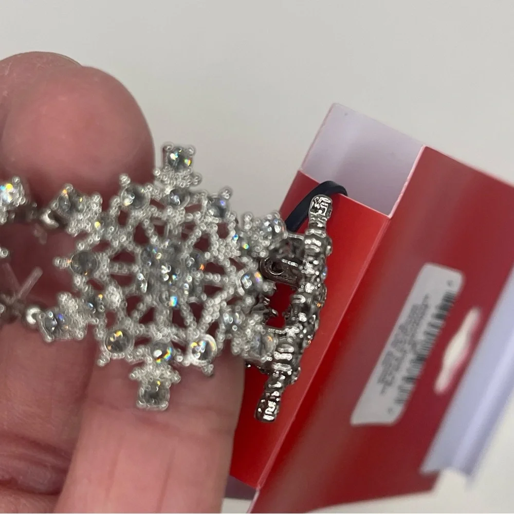 NWT Silver-Tone Crystal‎ Snowflake Stretch Bracelet